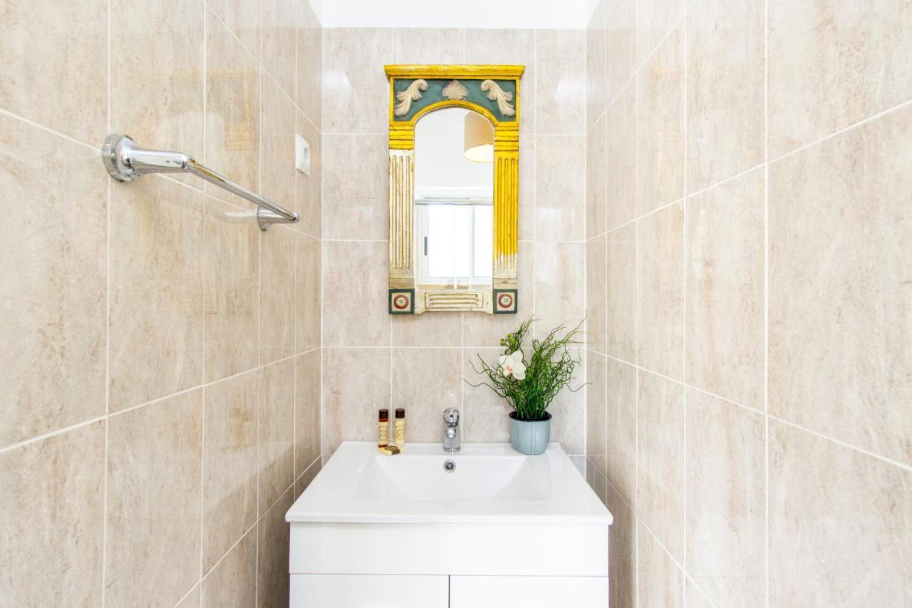 Gaze Out At The City In A Retro-Chic Getaway Lisboa Exteriér fotografie
